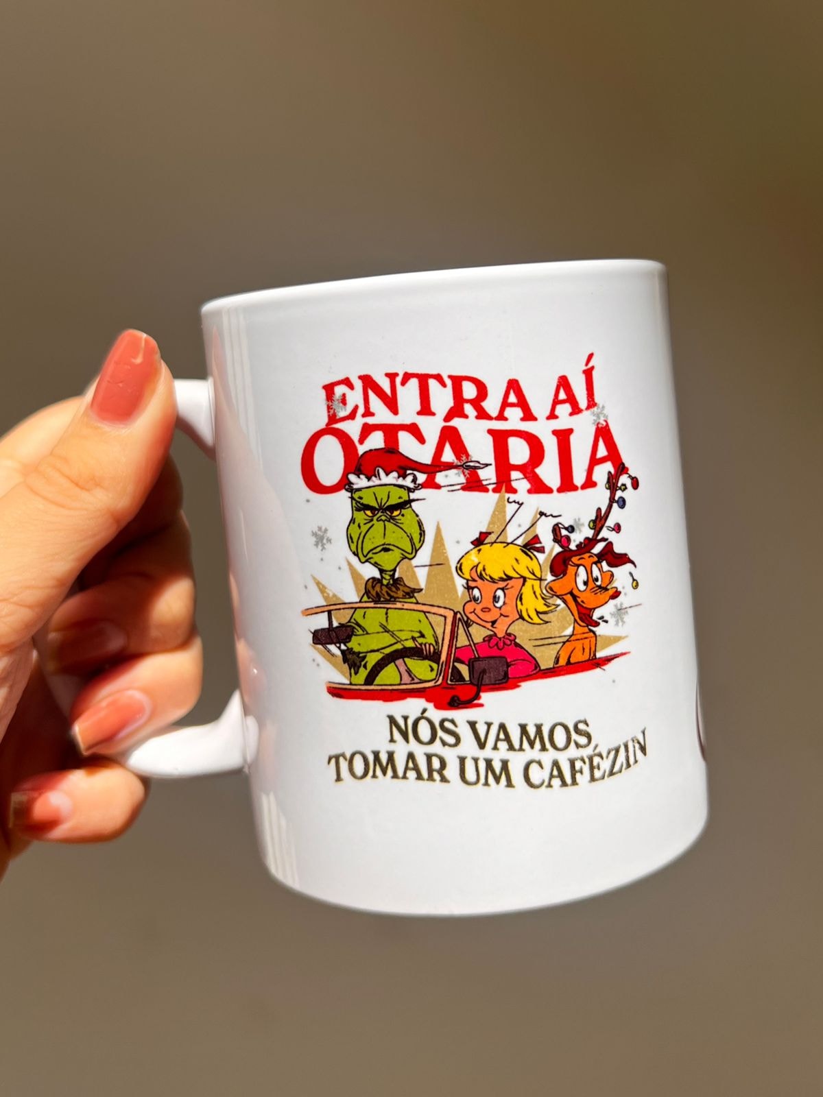 Caneca Grinch Get In Loser, We’re Getting Coffee — imagem 1