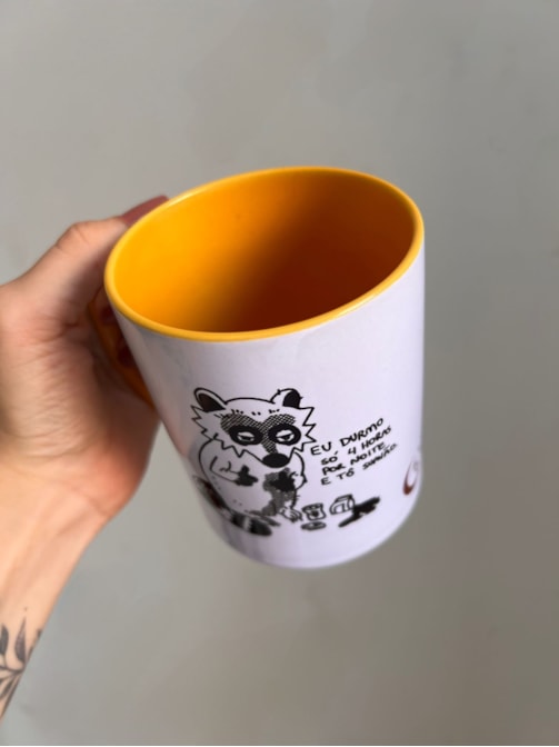 Caneca Guaxinim Suavão - Alça Amarela