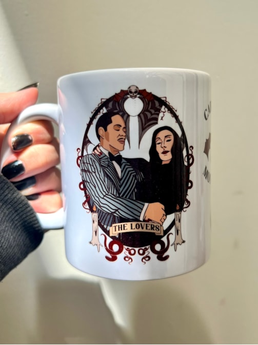 Caneca Mortícia e Gomes Addams
