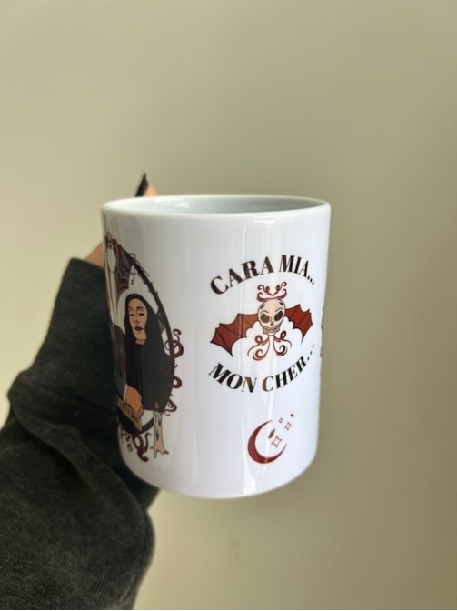 Caneca Mortícia e Gomes Addams