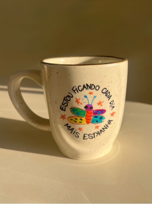 Caneca Névoa - Cada Dia Mais Estranha - 260ml