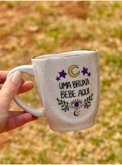 Caneca Névoa - Uma Bruxa Bebe Aqui - 260ml