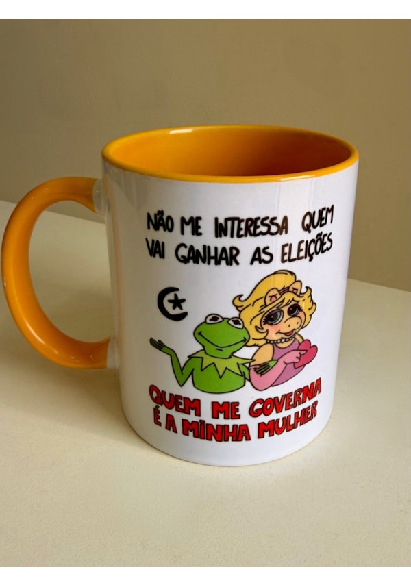 Caneca Quem me governa - Alça Amarela