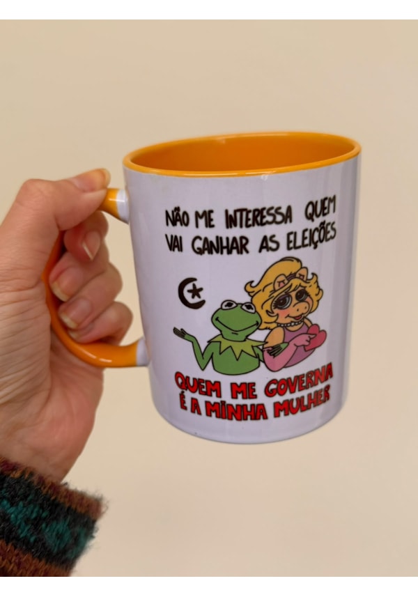 Caneca Quem me governa - Alça Amarela