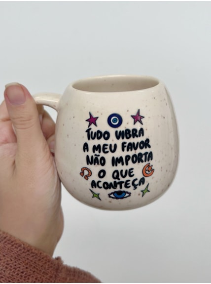 Caneca Redonda Creme - Tudo Vibra ao meu favor - 300ml