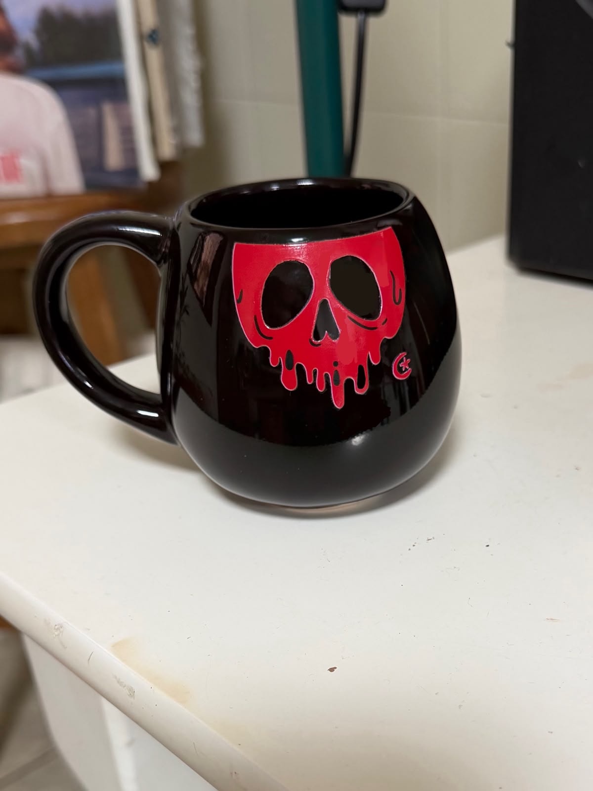 Caneca Redonda Preta - Maçã Envenenada - 300ml — imagem 1