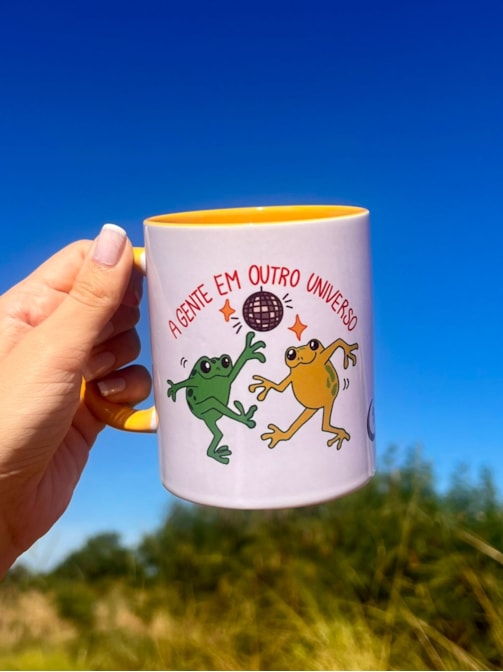 Caneca Sapos - Nós Em Outro Universo - Alça Amarela