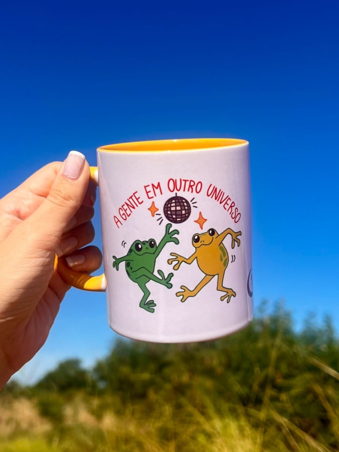 Caneca Sapos - Nós Em Outro Universo - Alça Amarela — imagem 1
