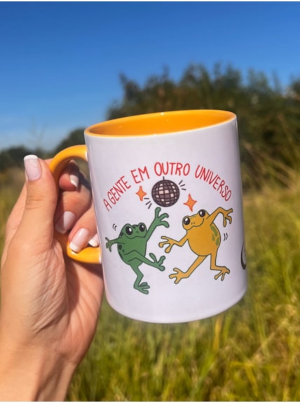 Caneca Sapos - Nós Em Outro Universo - Alça Amarela