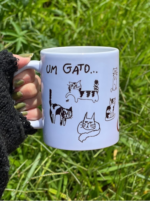 Caneca Um Gato Leva a Outro