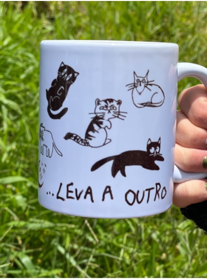 Caneca Um Gato Leva a Outro
