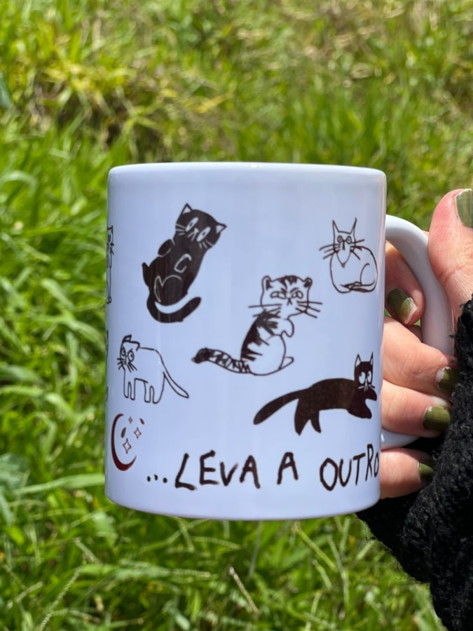 Caneca Um Gato Leva a Outro — imagem 3