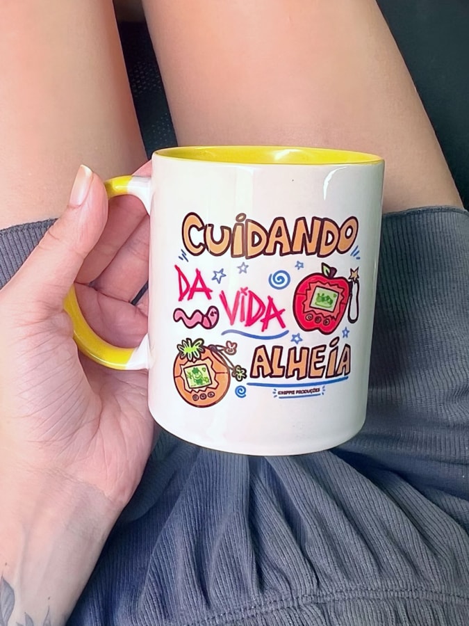 Caneca Vida Alheia - Alça Amarela - 325ml — imagem 1