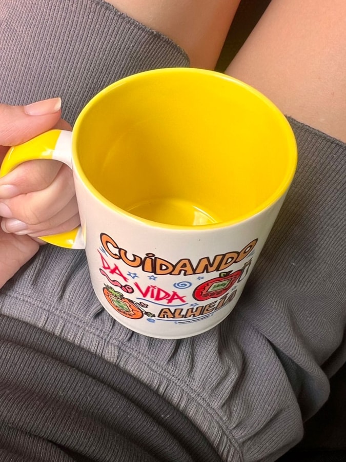Caneca Vida Alheia - Alça Amarela - 325ml — imagem 2