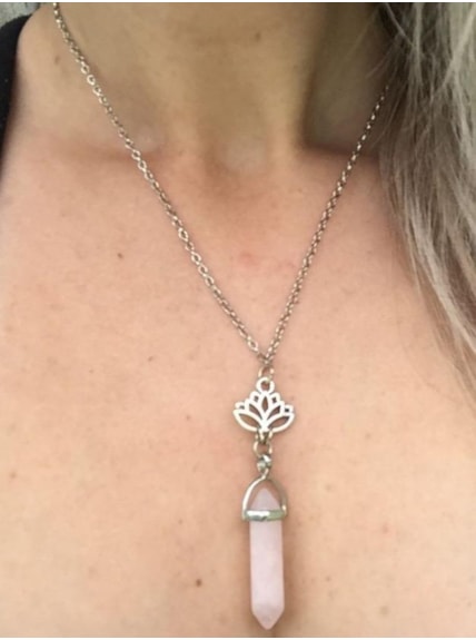 Colar com Ponta Quartzo Rosa e Flor de Lótus