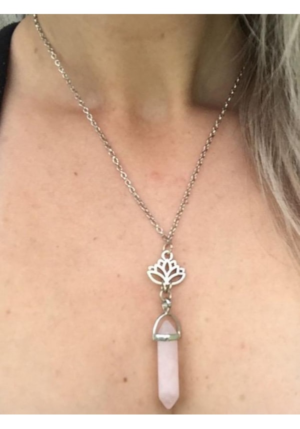 Colar com Ponta Quartzo Rosa e Flor de Lótus