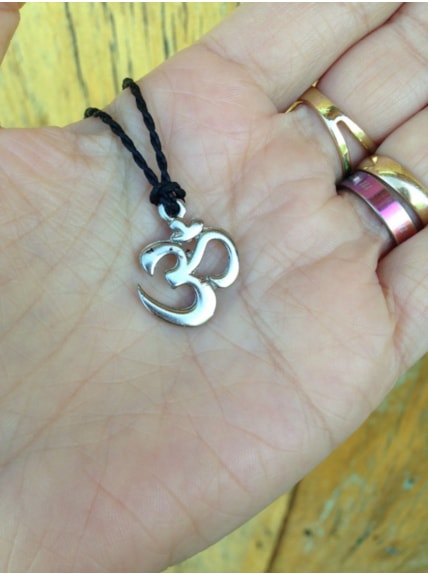 Colar Mantra Om Prateado