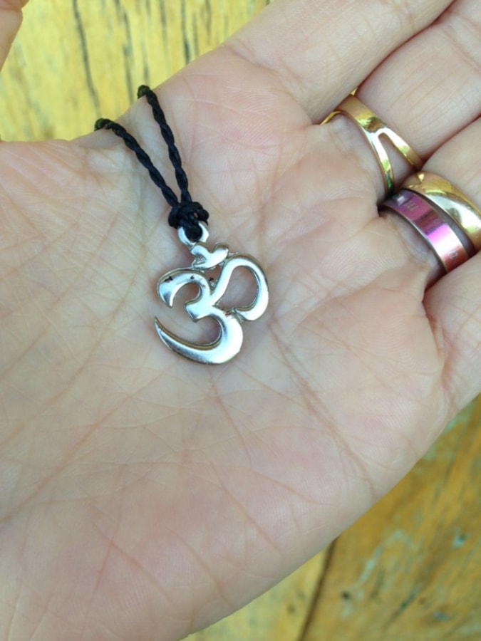 Colar Mantra Om Prateado — imagem 2