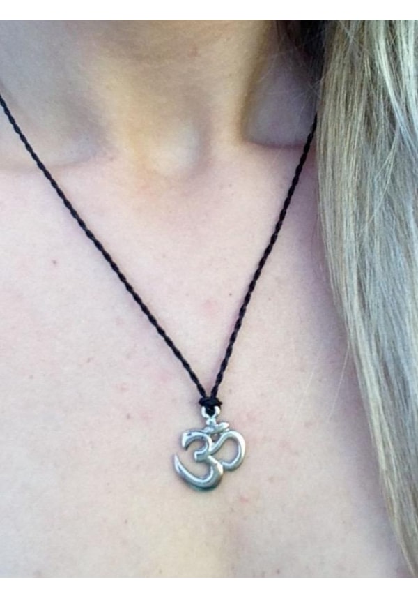 Colar Mantra Om Prateado