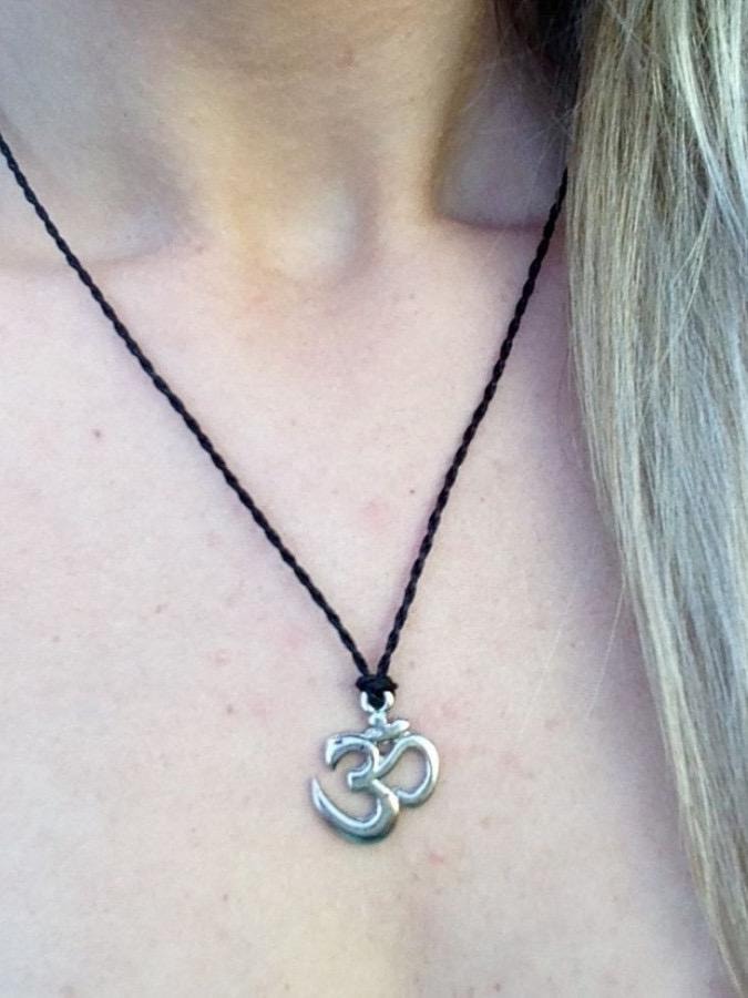 Colar Mantra Om Prateado — imagem 1