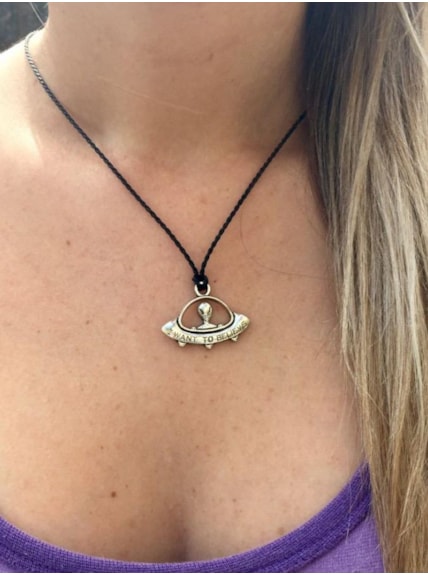 Colar Nave Espacial ¨I Want Believe¨ - Prateado