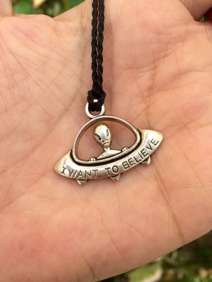 Colar Nave Espacial ¨I Want Believe¨ - Prateado — imagem 1