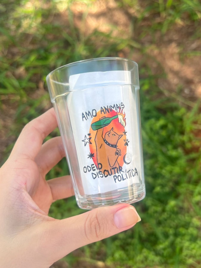 Copo Amo Animais Odeio Discutir Política - Vidro 190ml — imagem 1