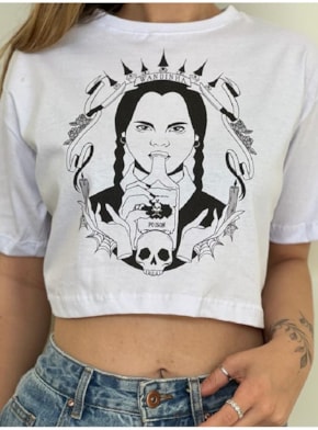 Cropped Comfy Wandinha Addams – Branco