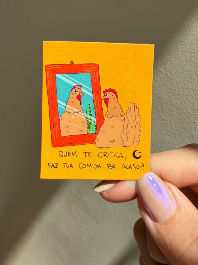 Imã de Geladeira - Galinha Critica — imagem 1