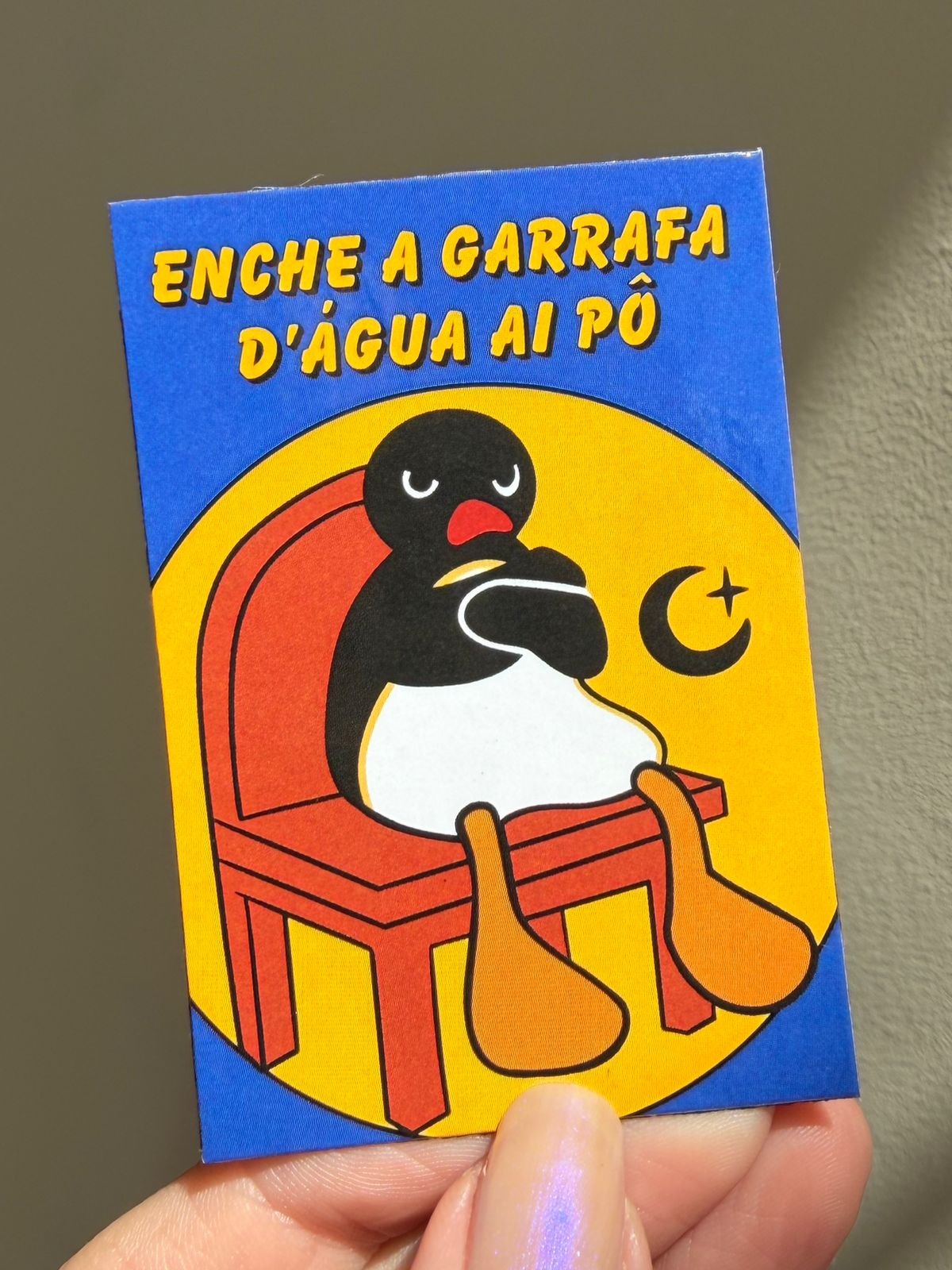 Imã de Geladeira - Pingu Enche a Garrafa — imagem 1