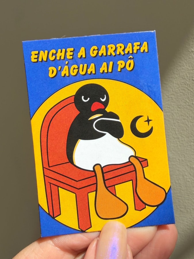 Imã de Geladeira - Pingu Enche a Garrafa — imagem 1
