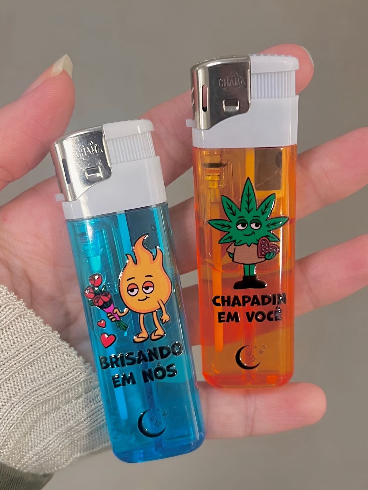 Kit com 2 Isqueiros - Chapadin em você, Brisando em Nós - Azul e Laranja — imagem 1