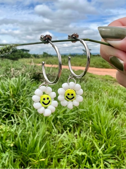 Par de Brincos Margarida Smile Miçangas