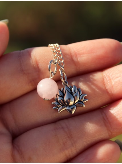 Pulseira Flor de Lótus com Pedrinha Quartzo Rosa