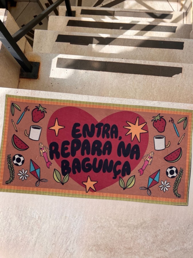 Tapete Entra, Repara na Bagunça — imagem 1