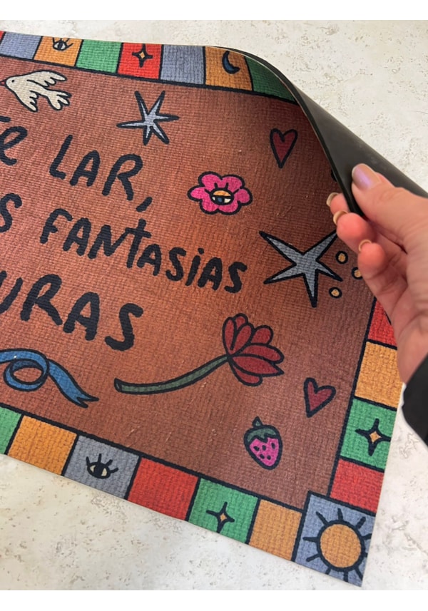 Tapete Neste Lar abraçamos fantasias e loucuras