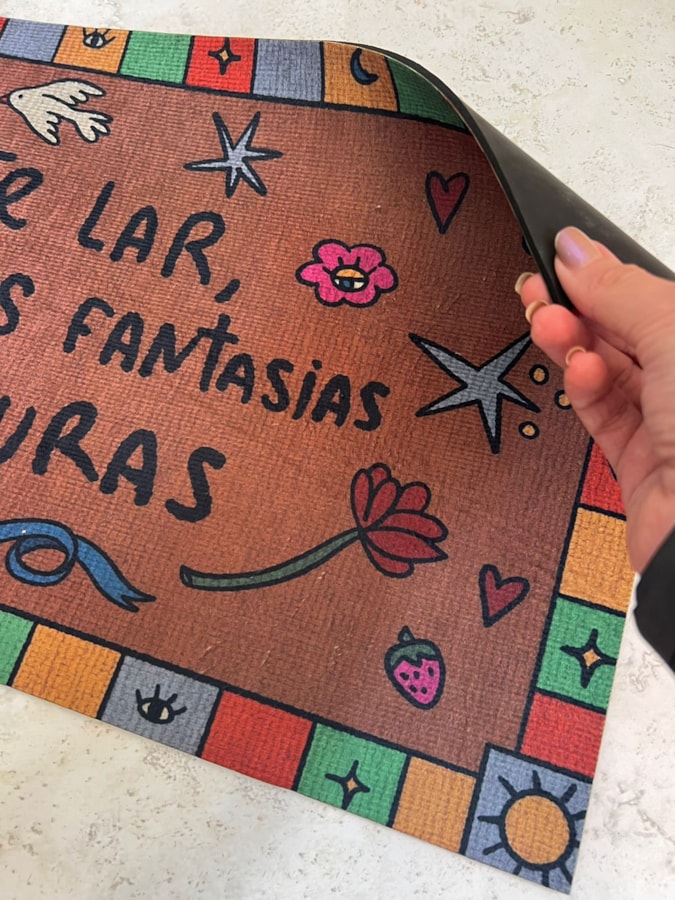 Tapete Neste Lar abraçamos fantasias e loucuras — imagem 2