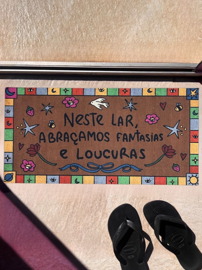 Tapete Neste Lar abraçamos fantasias e loucuras — imagem 1