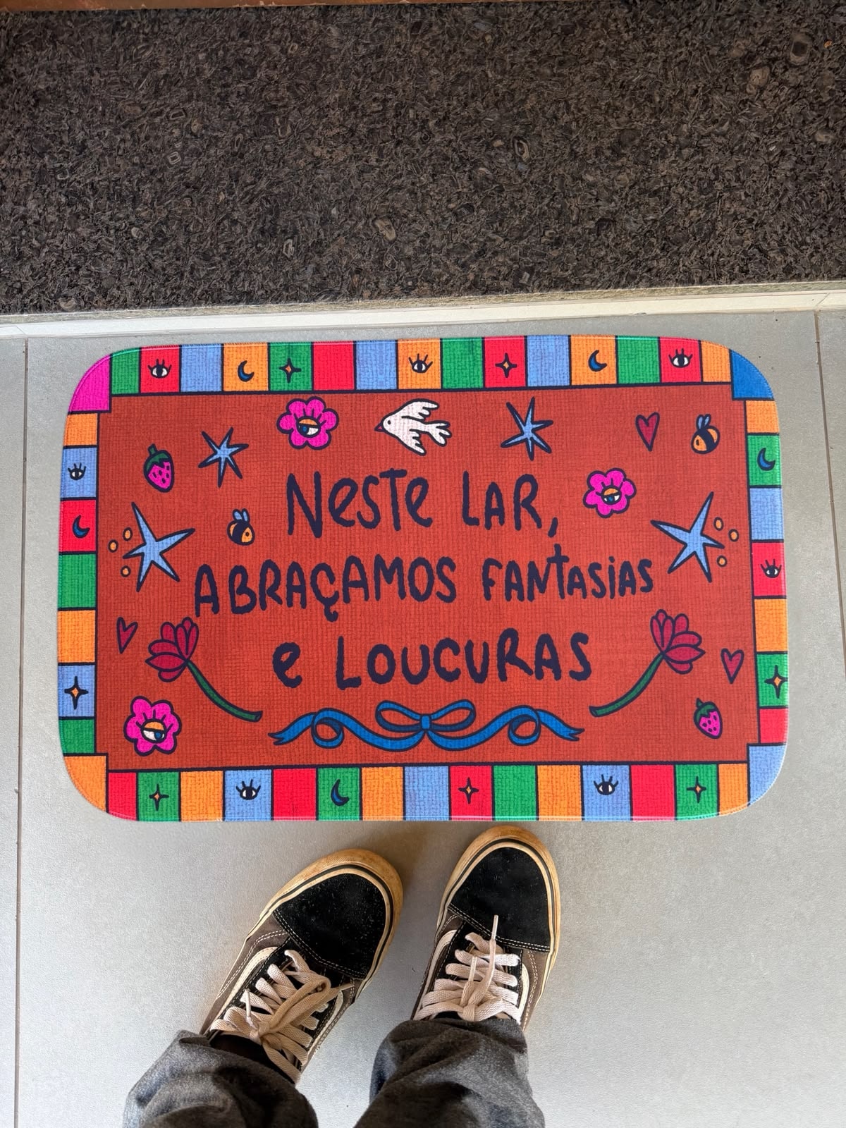 Tapete Neste Lar abraçamos fantasias e loucuras — imagem 1