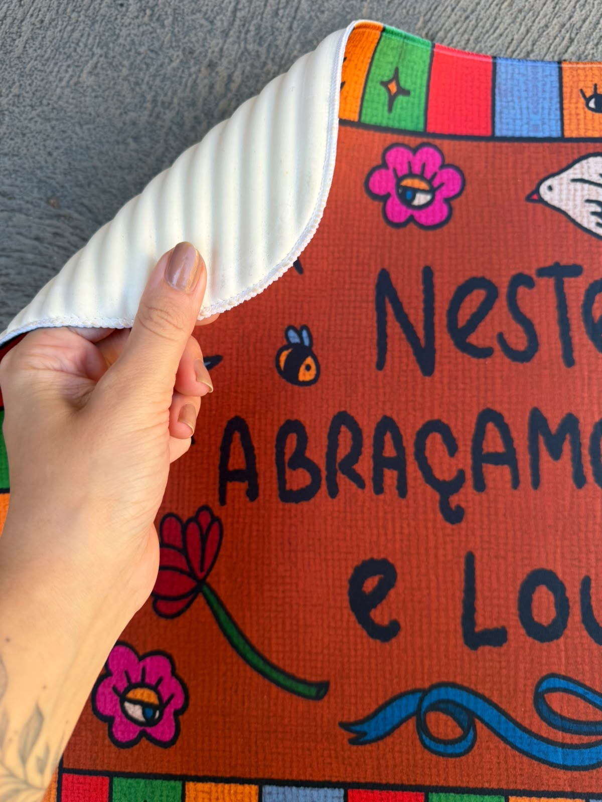 Tapete Neste Lar abraçamos fantasias e loucuras — imagem 3